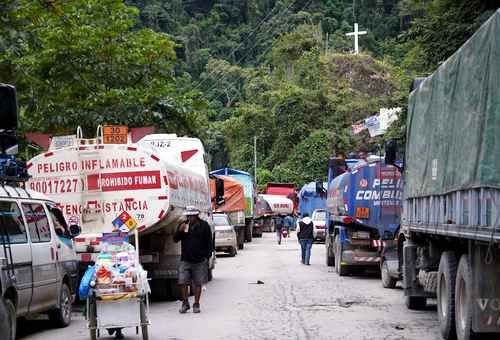 Movilizaciones y bloqueos paralizan Bolivia; gobierno denuncia ‘proceso conspirativo’