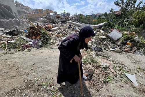 Ataque aéreo israelí en Deir Qanoun al‑Nahr deja 14 muertos, entre ellos menores