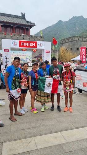 Atletas rarámuri y mixtecos mexicanos triunfan en el 23º Maratón de la Gran Muralla China