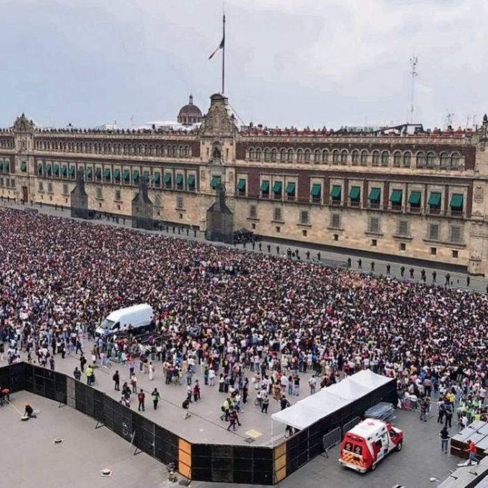 BTS saluda a sus fans desde un balcón de Palacio Nacional; reúnen cerca de 50,000 en el Zócalo