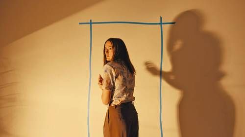 Backrooms: sin salida llega al cine con A24 y Kane Parsons