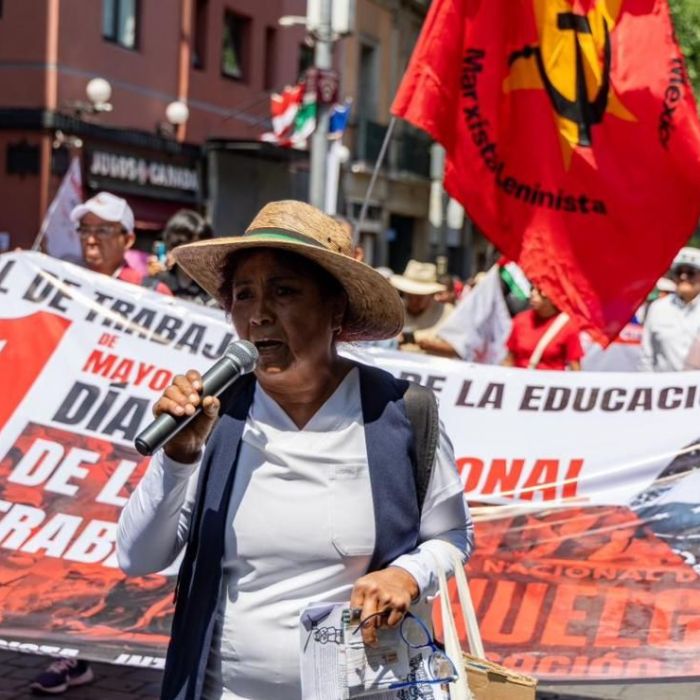 CNTE marcha al Zócalo y entrega pliego petitorio a la SEP en la CDMX
