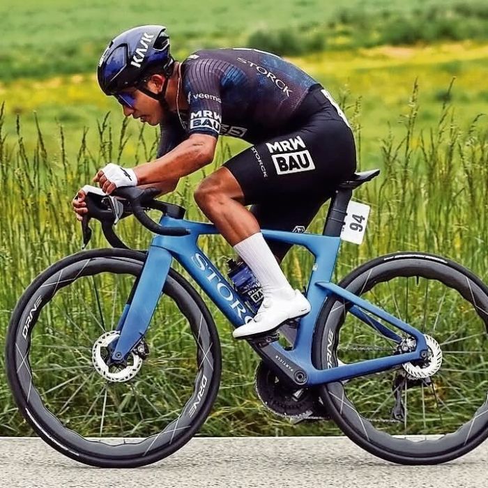 Edgar Cadena denuncia los altos costos del ciclismo en México tras ganar en la Vuelta a Asturias