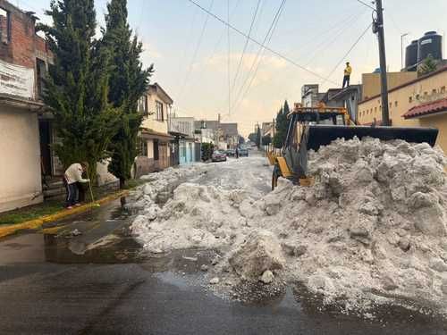 Granizada anega vialidades de Toluca; brigadas atienden afectaciones