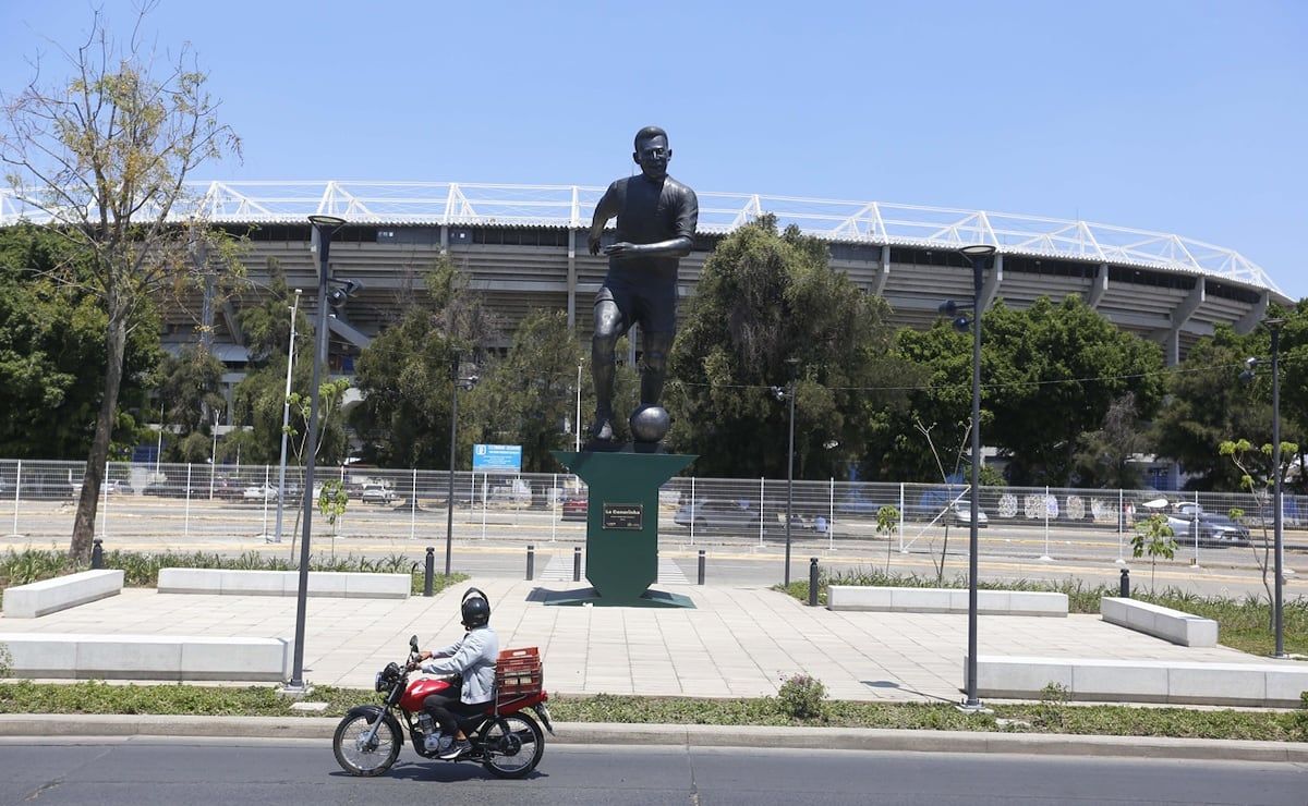 instalan-la-canarinha-escultura-monumental-de-pele-frente-al-estadio-jalisco