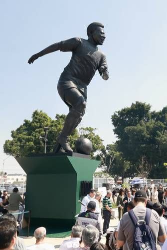 Instalan estatua monumental de Pelé frente al Estadio Jalisco