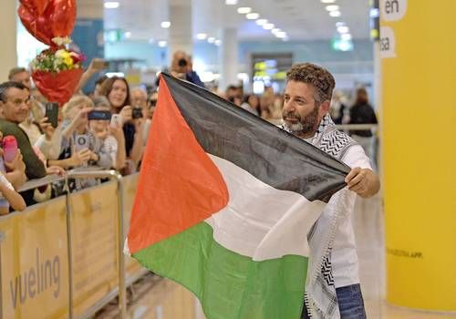 israel-deporta-a-dos-activistas-de-la-flotilla-global-sumud-tras-detencion-en-alta-mar-3