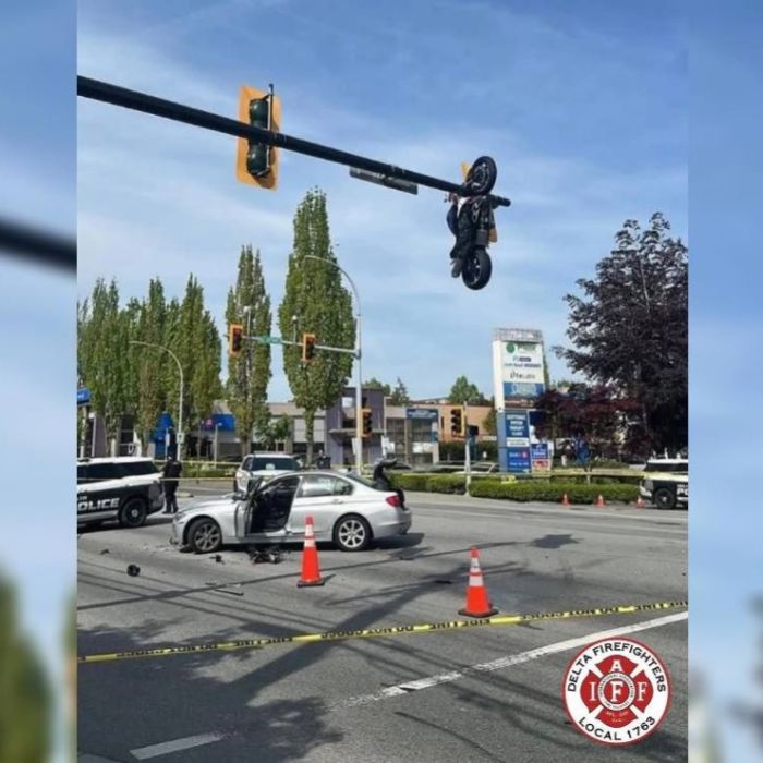 Motocicleta queda colgada de un semáforo tras choque en Delta, Columbia Británica