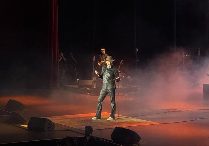 Reyli celebra 36 años y anuncia su boda durante concierto en el Auditorio Nacional