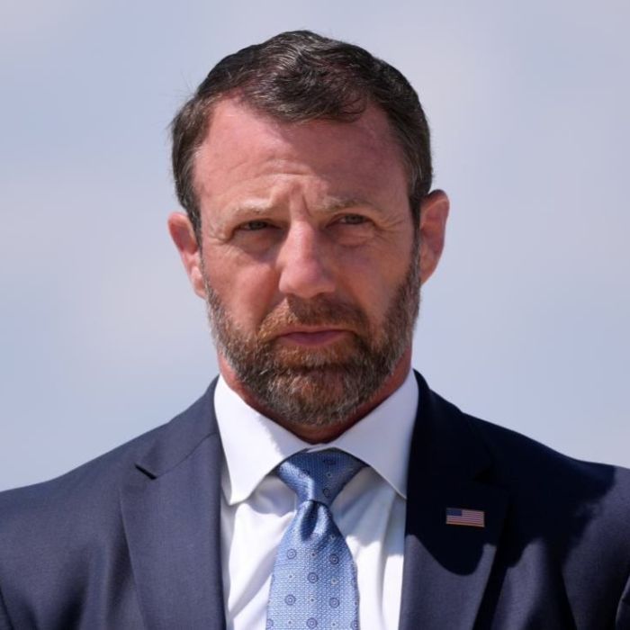 Secretario de Seguridad de EU, Markwayne Mullin, llega a México para reuniones con Sheinbaum
