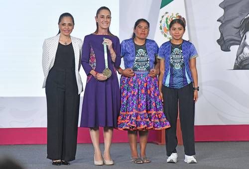 Sheinbaum recibe en Palacio a corredoras de “México Imparable” tras triunfos en la Gran Muralla China