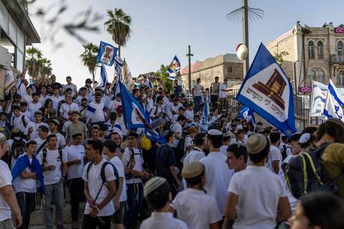 Ultranacionalistas corean “muerte a los árabes” en la marcha del Día de Jerusalén; Ben Gvir iza la bandera en Al‑Aqsa