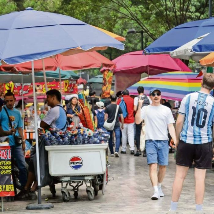 Ambulantaje crece en la Alameda Central: turistas encuentran puestos en pasillos y fuentes