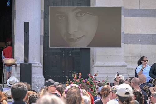 homenaje-en-el-pere-lachaise-por-la-muerte-de-marjane-satrapi