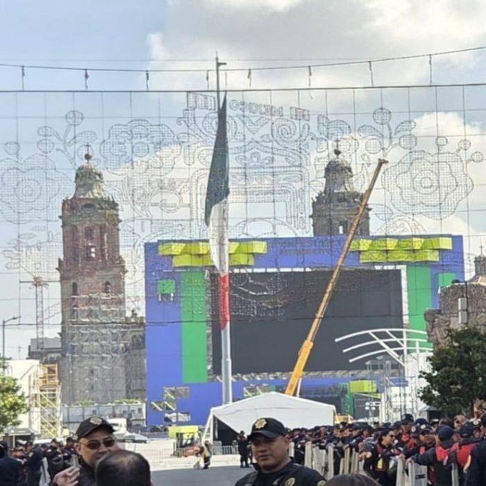 Instalan mosaicos luminosos con motivos del Mundial en el Zócalo y la avenida 20 de Noviembre