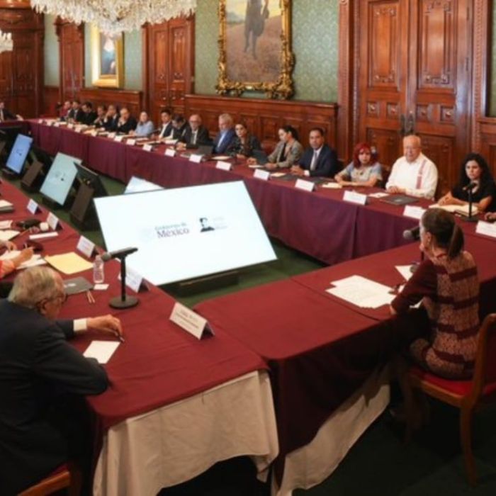 Sheinbaum se reúne en Palacio Nacional con gobernadores para supervisar avances del IMSS‑Bienestar