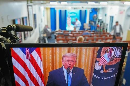 Suspenden a Gabriel Pérez, operador del teleprompter de Trump, por presuntas apuestas en Kalshi