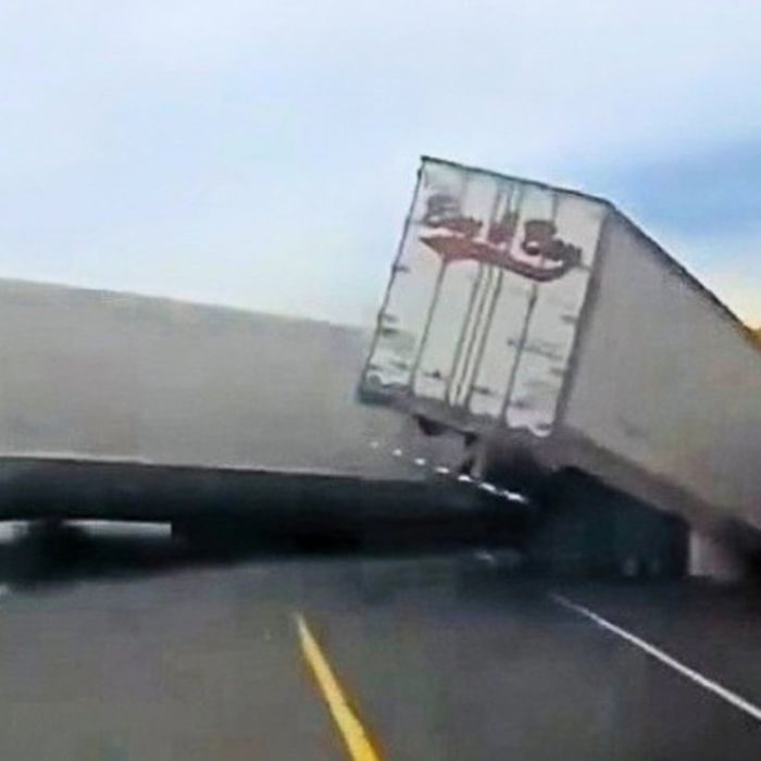 Accidente entre tres tráileres deja dos operadores lesionados en carretera Sonoyta-San Luis Río Colorado