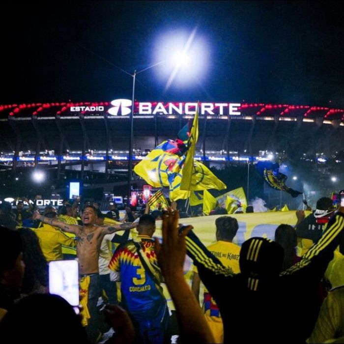 América llega al Estadio Banorte entre banderas, cánticos y pirotecnia por su 110 aniversario
