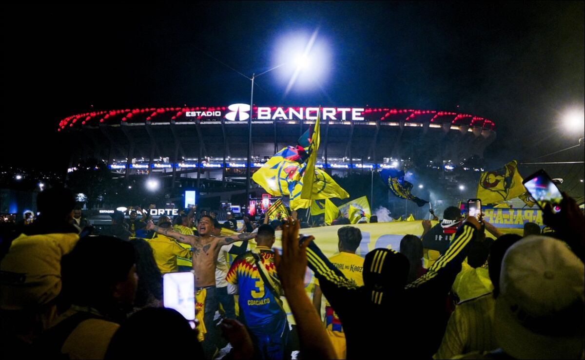 america-llega-al-estadio-banorte-entre-banderas-canticos-y-pirotecnia-por-su-110-aniversario