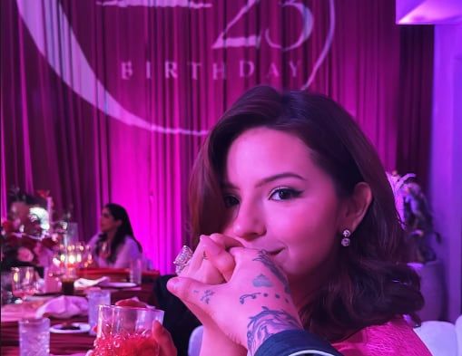 Ángela Aguilar celebra sus 23 años con una cena de lujo y un mensaje de Christian Nodal