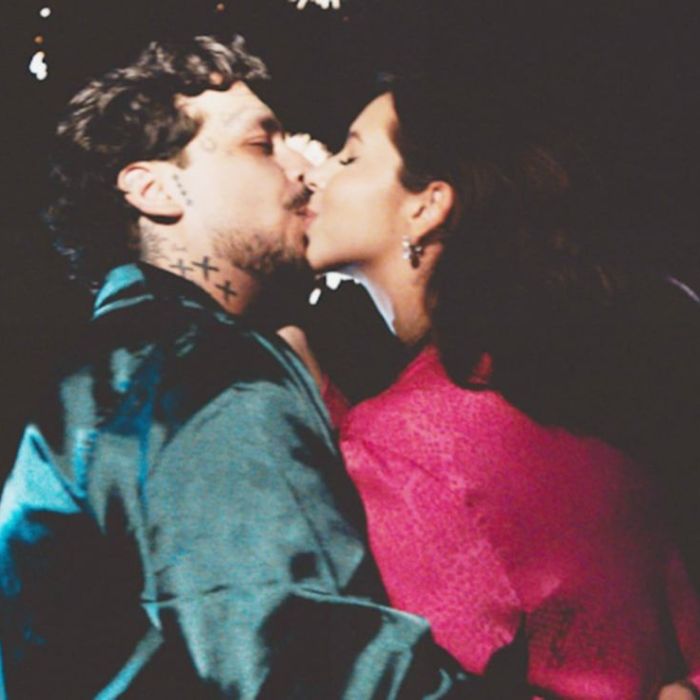 Ángela Aguilar y Christian Nodal reciben críticas por foto romántica frente a su ofrenda de Día de Muertos