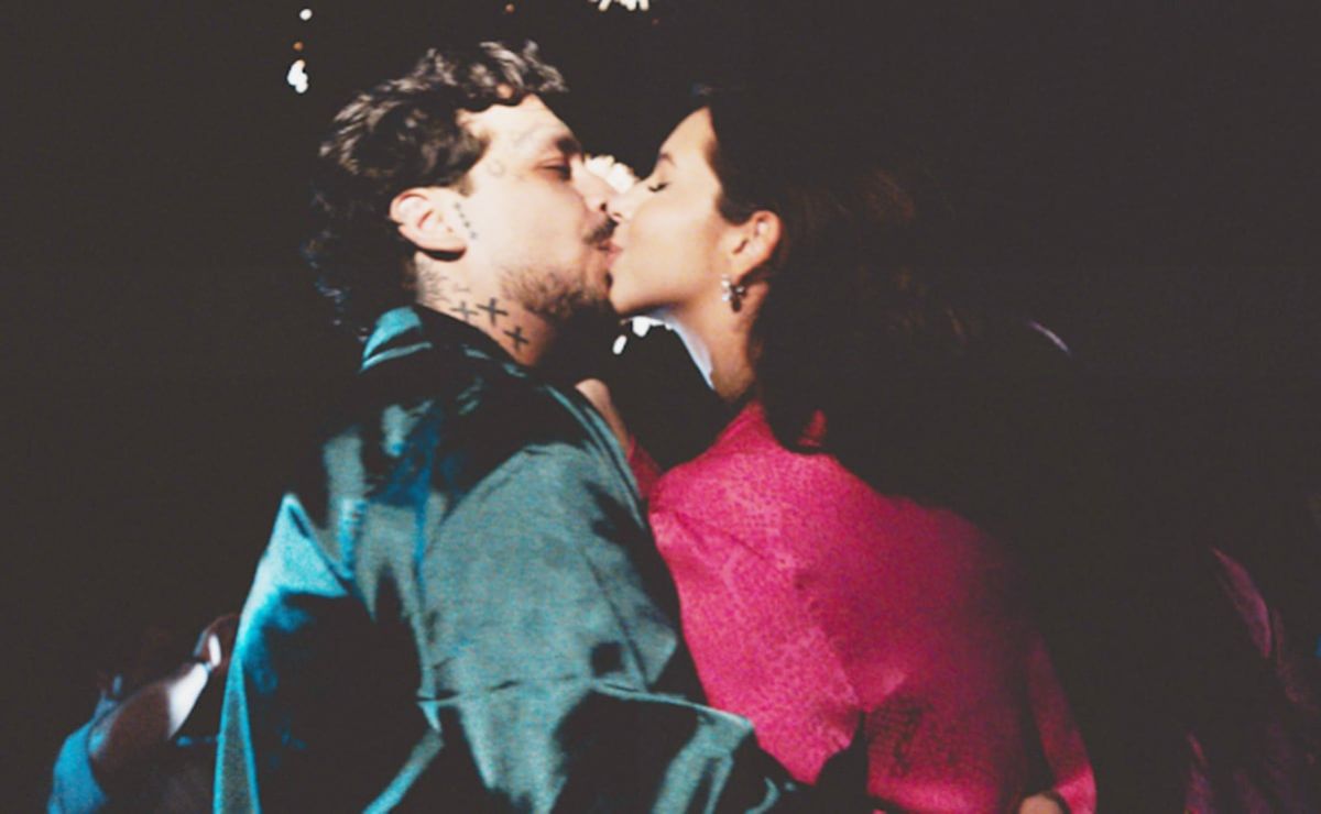 angela-aguilar-y-christian-nodal-reciben-criticas-por-foto-romantica-frente-a-su-ofrenda-de-dia-de-muertos