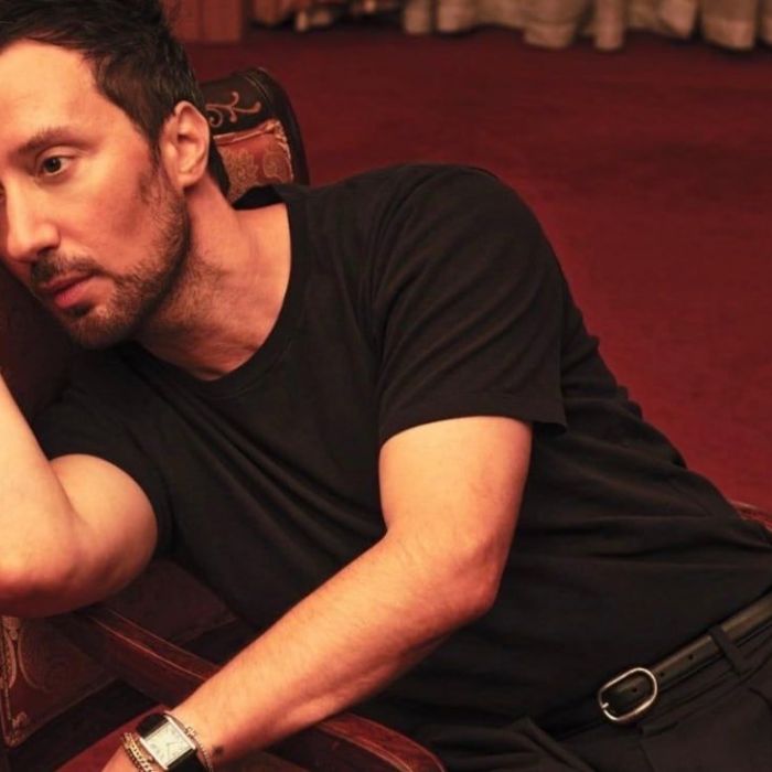 Anthony Vaccarello deja la dirección creativa de Saint Laurent tras una década
