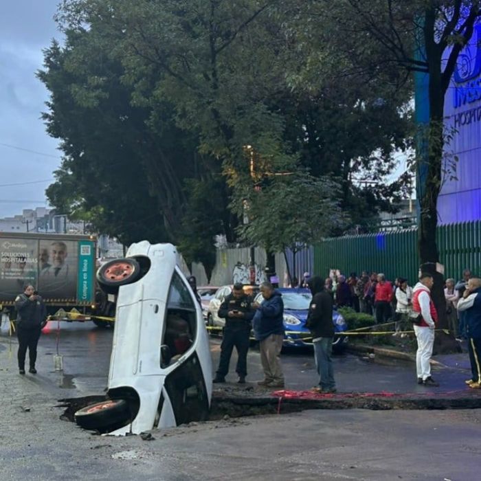 Automovilista cae con su vehículo en mega socavón de la alcaldía Cuauhtémoc