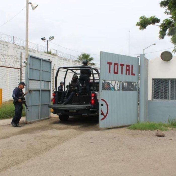 Brindan asistencia jurídica a madre de menor fallecido durante riña en penal de Mazatlán