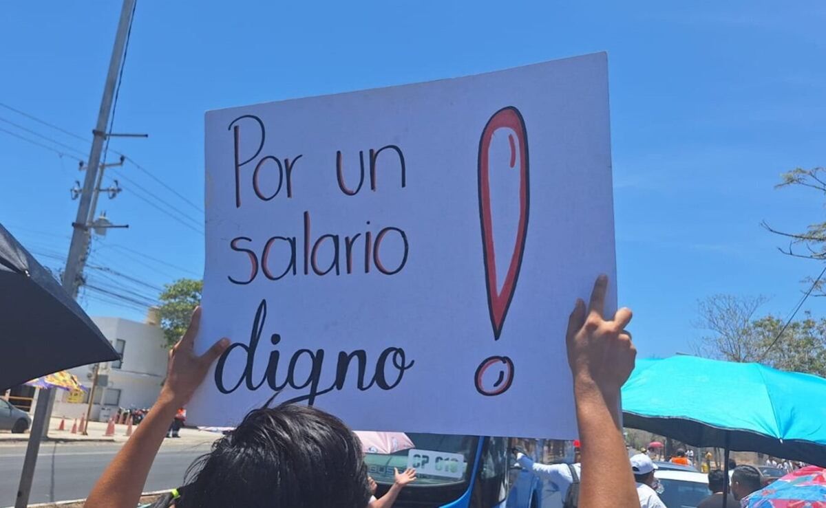 burocratas-de-yucatan-exigen-restitucion-de-derechos-laborales-y-advierten-posible-paro
