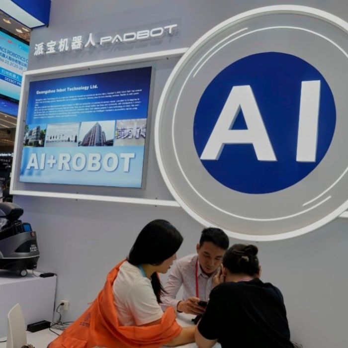China pide cautela a empresas para sustituir trabajadores por inteligencia artificial