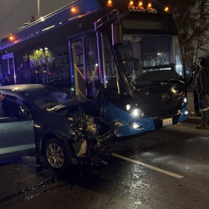 Choque entre automóvil y trolebús deja dos lesionados en Iztapalapa