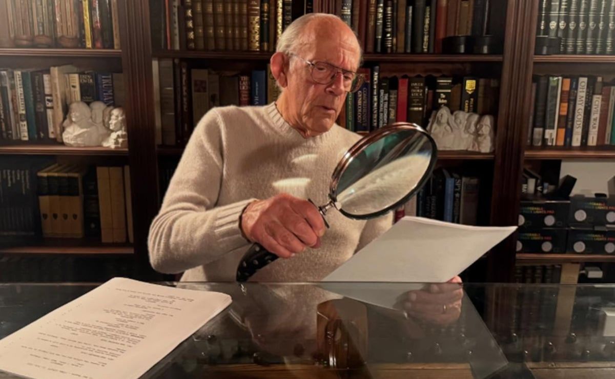 christopher-lloyd-cumple-88-anos-y-celebra-con-un-guino-a-volver-al-futuro