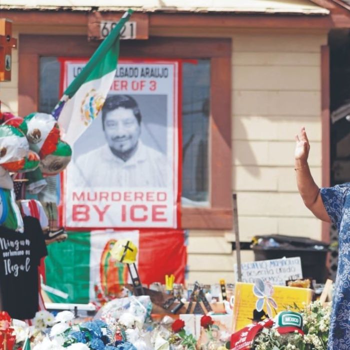 Cientos de votantes dejan sus calcomanías en el memorial de Lorenzo Salgado en Houston