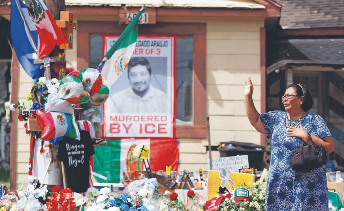 cientos-de-votantes-dejan-sus-calcomanias-en-el-memorial-de-lorenzo-salgado-en-houston