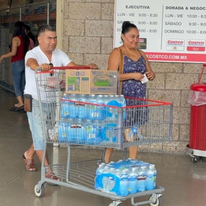 Compras de pánico y largas filas en gasolineras ante llegada del huracán Simón a Puerto Vallarta