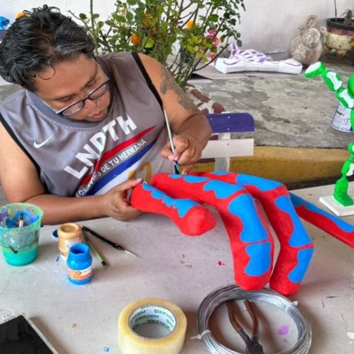 Daniel Vázquez mantiene viva la tradición del Día de Muertos en Tláhuac