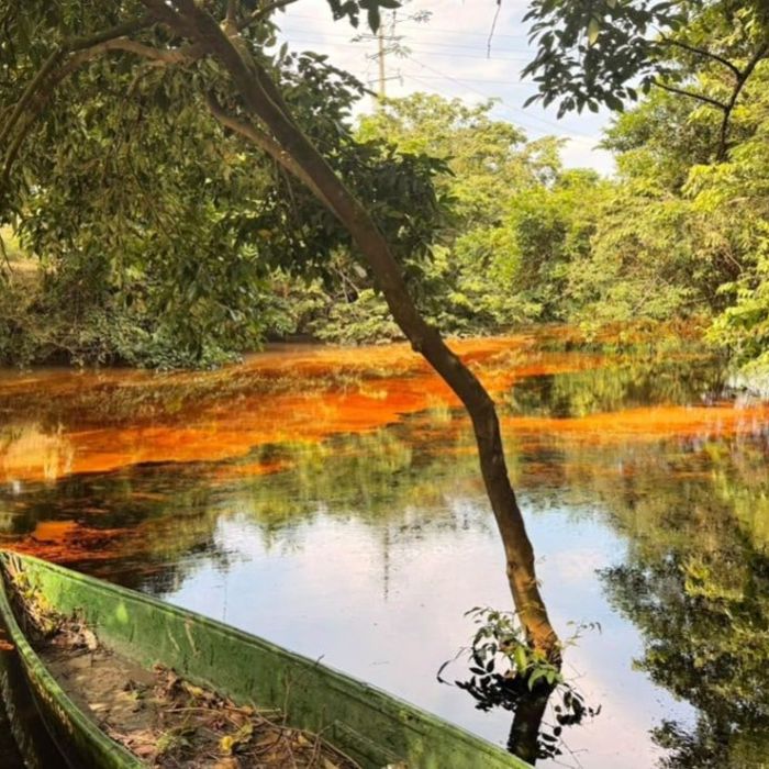 Derrame de hidrocarburo contamina el río Chacalapa en Veracruz; piden no usar el agua