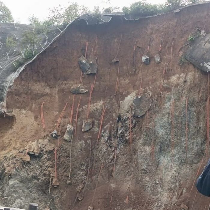 Deslizamiento de talud afecta sótanos y locales de plaza comercial en Cuajimalpa