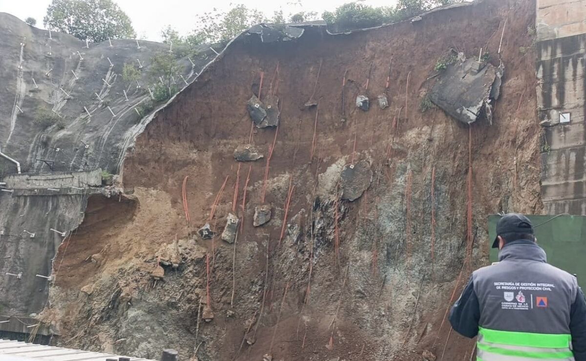 deslizamiento-de-talud-afecta-sotanos-y-locales-de-plaza-comercial-en-cuajimalpa