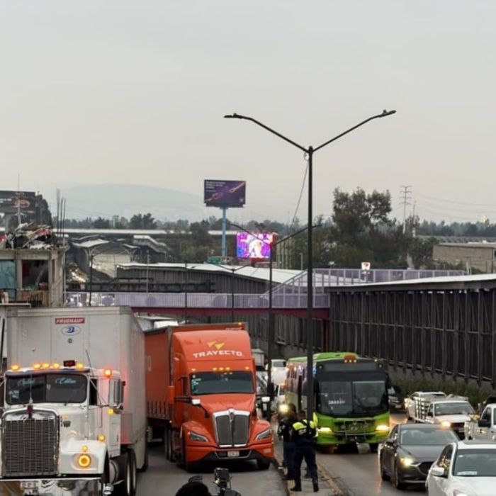 Dos tráileres complican la circulación en Circuito Interior