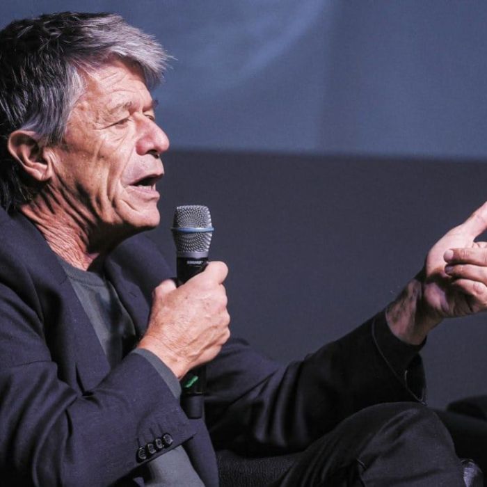 Emmanuel Carrère busca conectar las historias personales con la experiencia colectiva