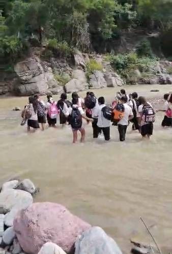 En Santa Elena, Guerrero, estudiantes cruzan un río para llegar a la escuela
