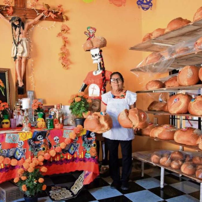 En Santo Domingo Tomaltepec, el pan de muerto se prepara sin descanso para Todos Santos