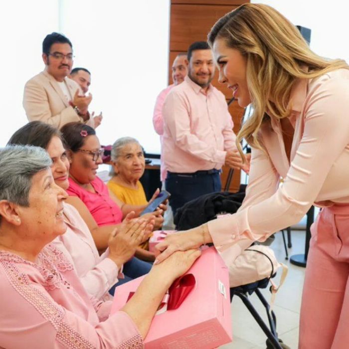 Entregan prótesis mamarias gratuitas a sobrevivientes de cáncer en Baja California