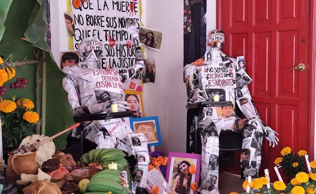 erigen-ofrenda-con-rostros-de-siete-estudiantes-de-la-uaem-asesinados-en-morelos