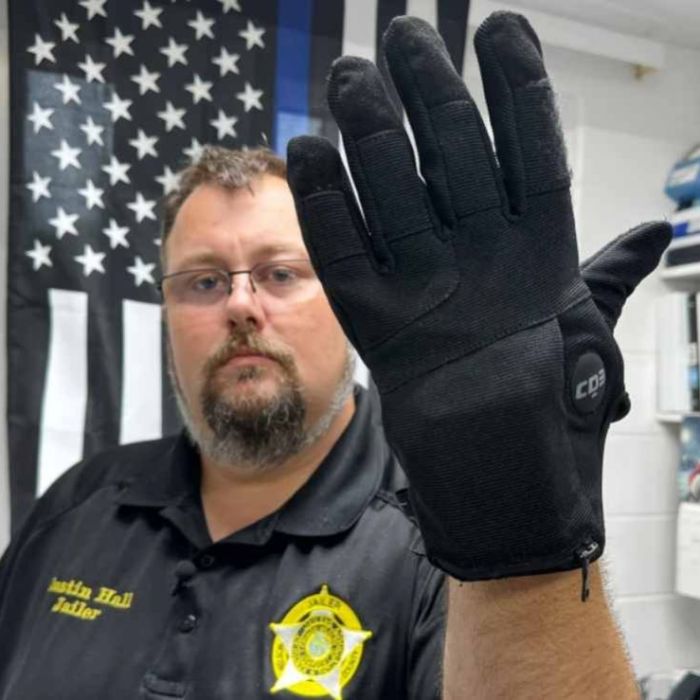 Estudio del Ejército revela dolor intenso causado por guantes eléctricos comprados por ICE