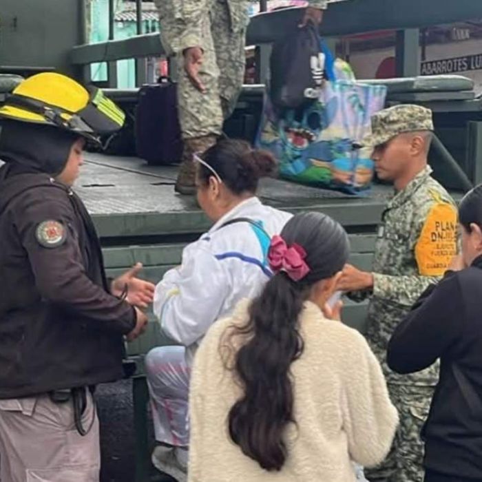 Evacúan La Becerrera, en Comala, ante posibles efectos del huracán Simon