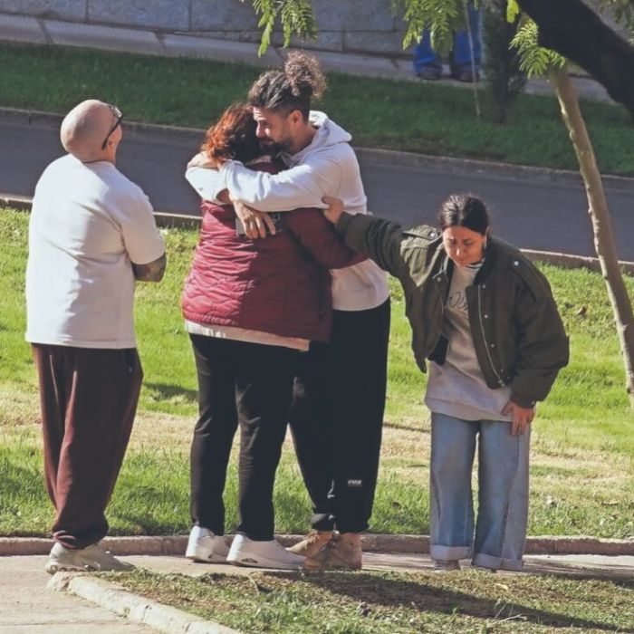 Familias buscan a desaparecidos tras choque de trenes que dejó 69 muertos en España
